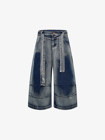 Jeansshorts mit Gürtel und gebogener Naht, weitem Bein
