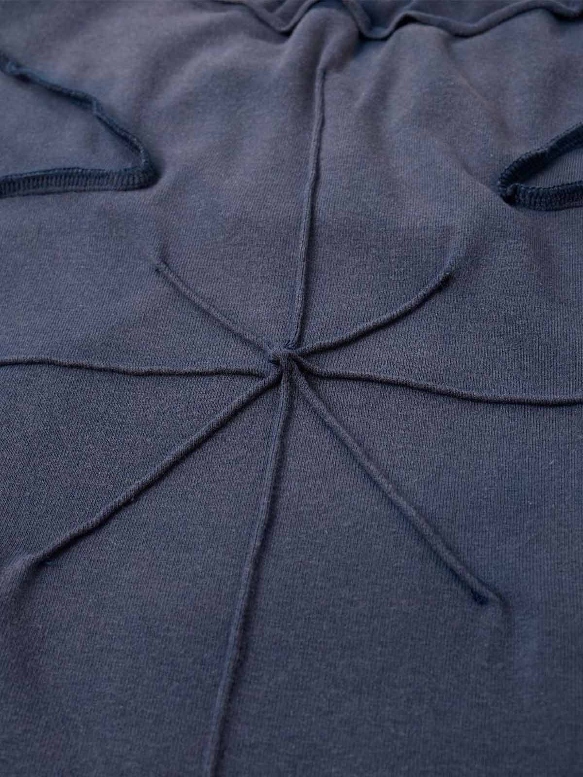 Skorpion-besticktes T-Shirt mit sichtbaren Nähten