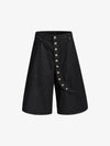 Asymmetrische Jeansshorts mit weitem Bein und mehreren Knöpfen