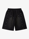 Shorts im Industrial Grunge Style mit Acid-Wash-Waschung und Nieten