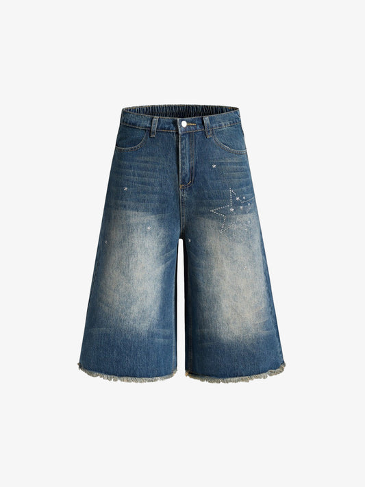 Jeansshorts mit offenem Saum und Strasssternen