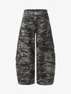 Jeans mit Camouflage-Print und gebogener Form