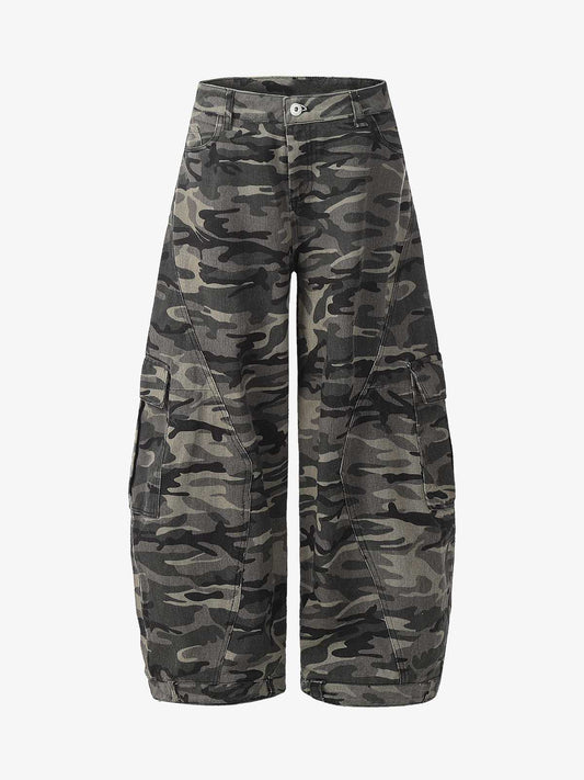 Jeans mit Camouflage-Print und gebogener Form