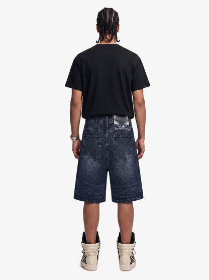 Weit geschnittene, gewaschene Jeansshorts