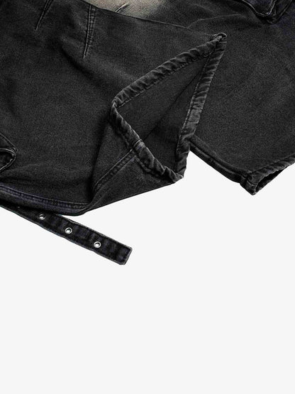 Dekonstruierte Cargo-Jeans mit vielen Taschen