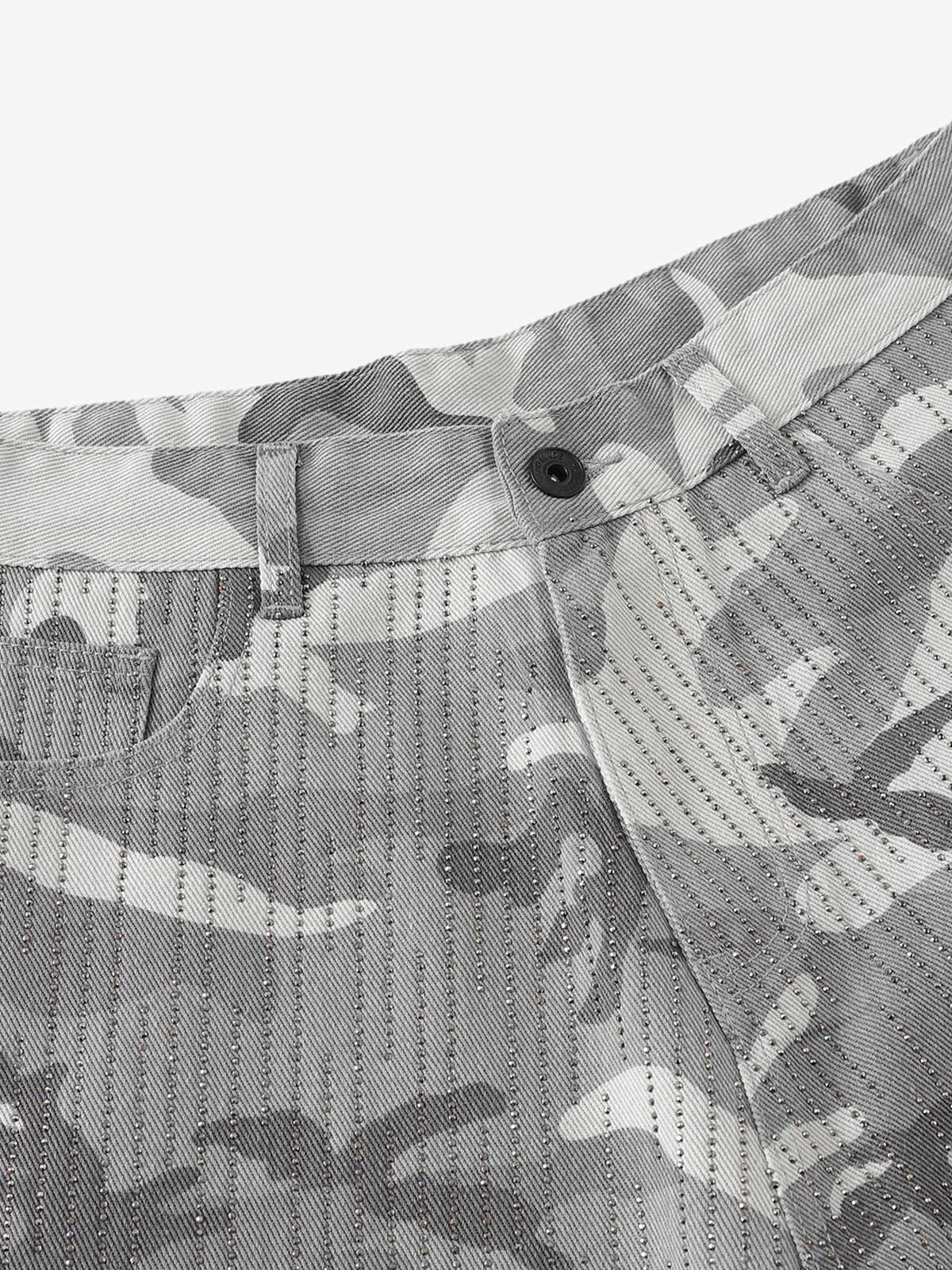 Camouflage-Cargoshorts mit Perforation – Weit geschnittene Utility-Shorts aus Baumwollmischgewebe
