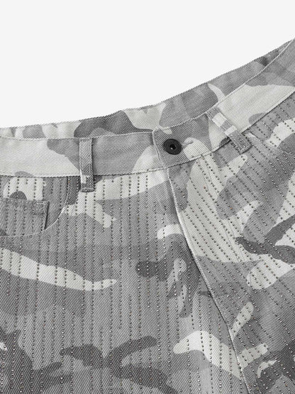 Camouflage-Cargoshorts mit Perforation – Weit geschnittene Utility-Shorts aus Baumwollmischgewebe