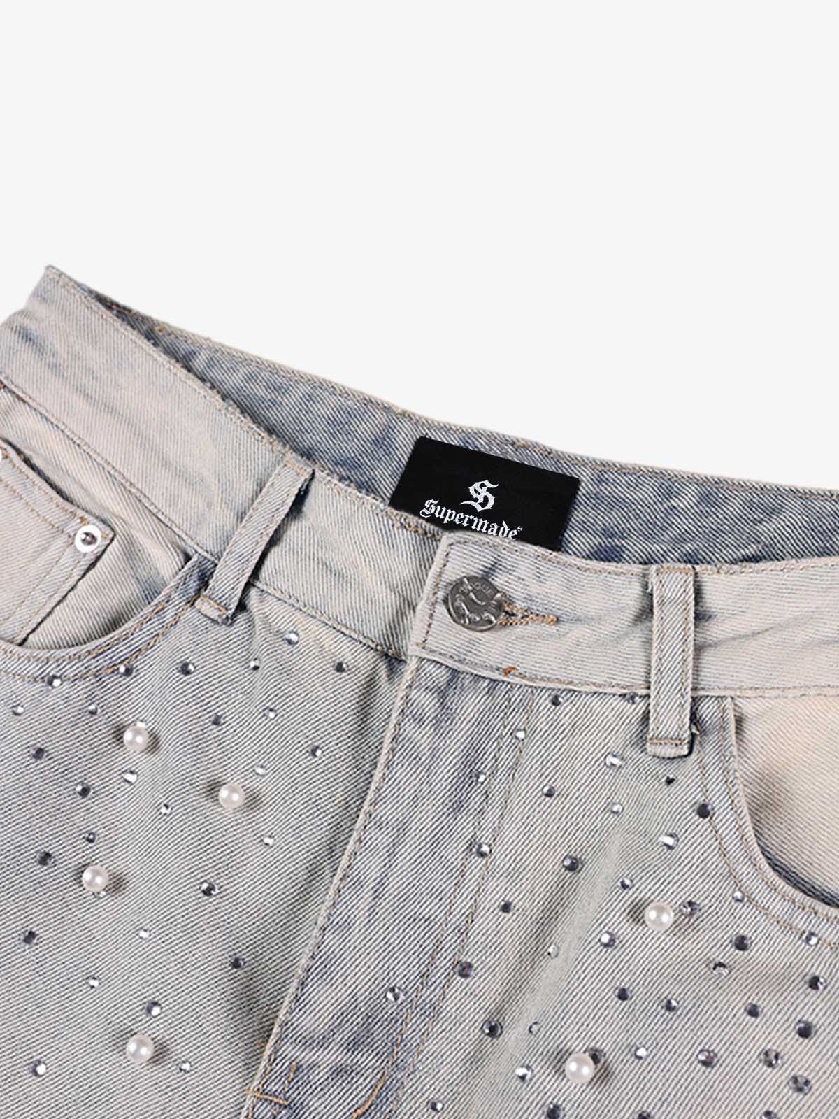 Hellblaue Jeansshorts mit Perlenverzierung