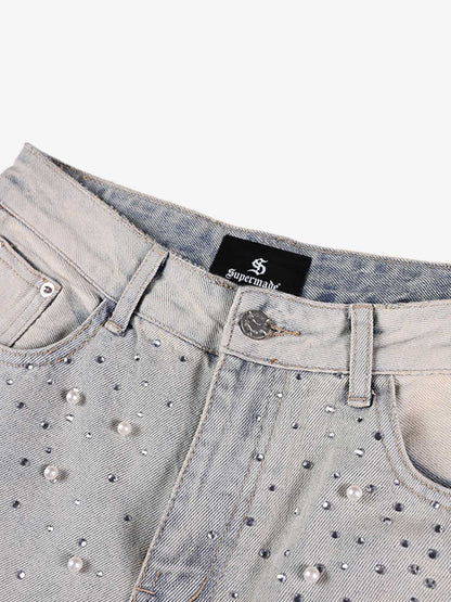Hellblaue Jeansshorts mit Perlenverzierung