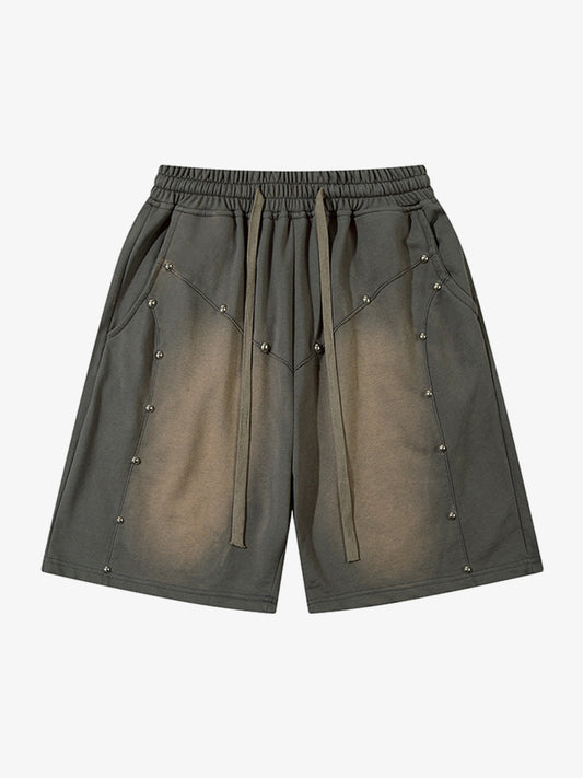 Shorts im Industrial Grunge Style mit Acid-Wash-Waschung und Nieten