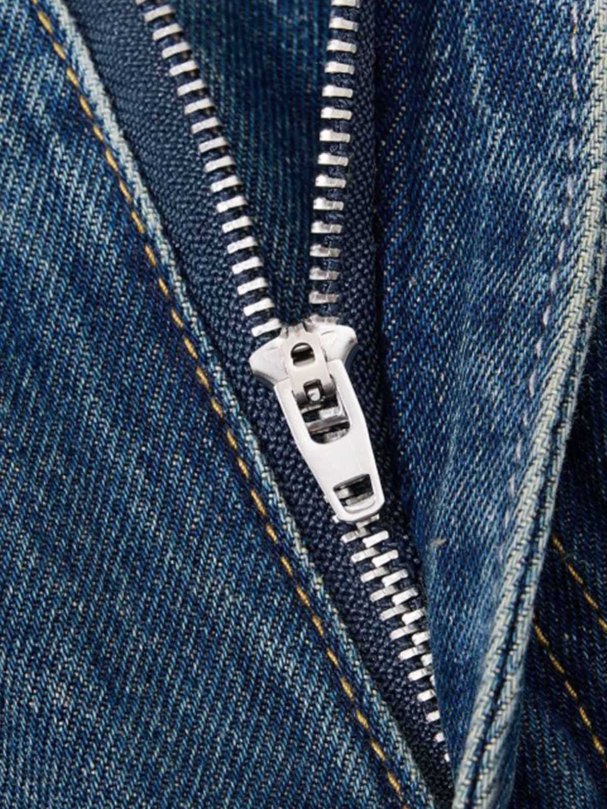 Jeansshorts mit offenem Saum und Strasssternen
