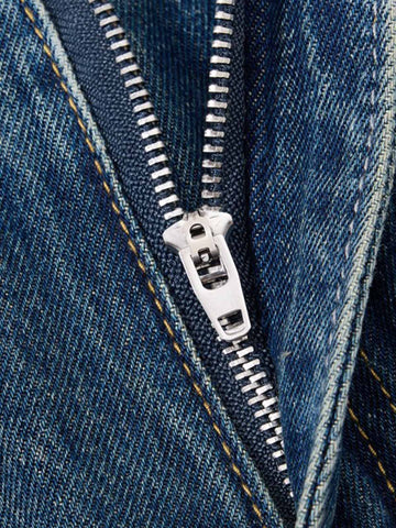 Jeansshorts mit offenem Saum und Strasssternen