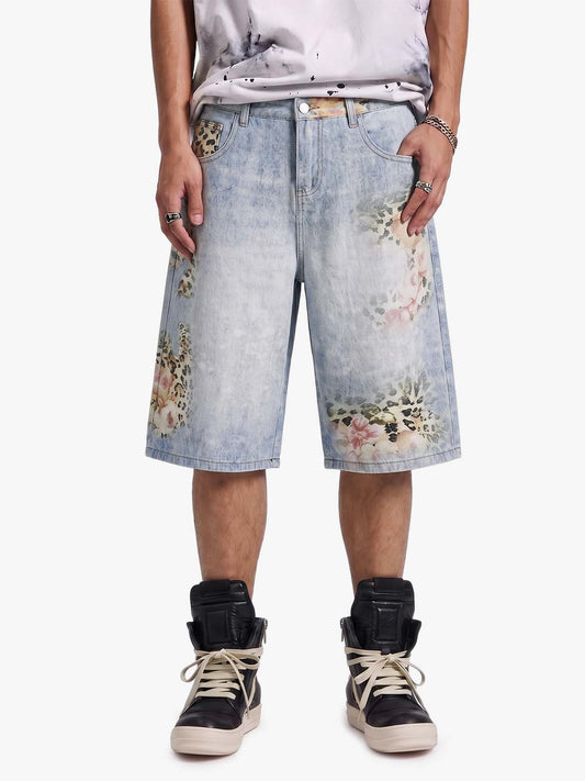 Hellblaue Jeansshorts mit Blumen- und Leopardenmuster