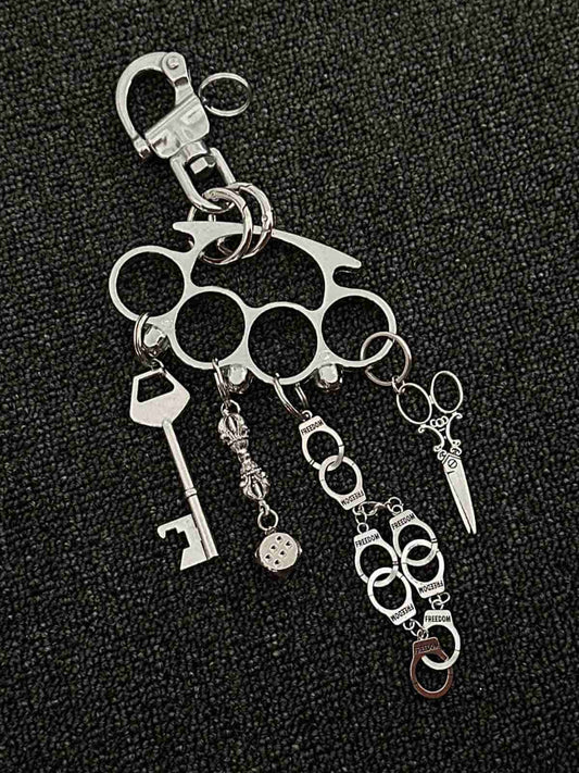 Schlüsselanhänger mit Schlagring und mehreren Anhängern