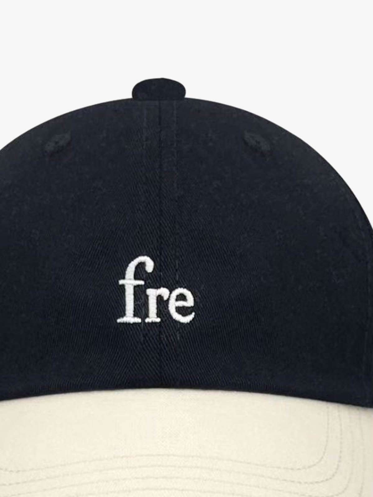 Minimalistische Baseballkappe mit kontrastierender Stickerei