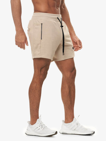 Minimalistische Shorts mit kleinem Logo