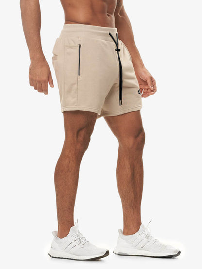 Minimalistische Shorts mit kleinem Logo