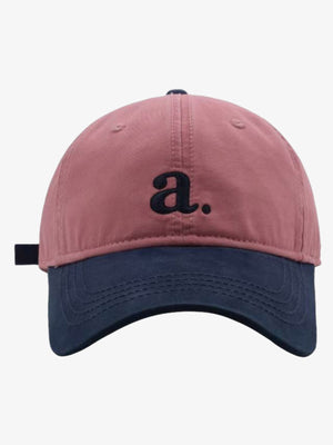 Gestickter Buchstabe „a“. Gewaschene Baseballkappe