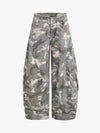 Jeans mit Camouflage-Print und gebogener Form