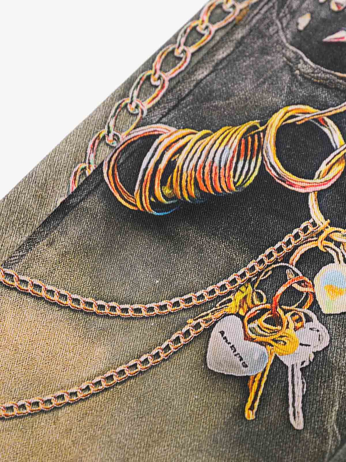 Jeans mit 3D-Schlüsselketten-Print