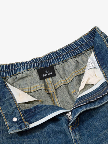 Jeansshorts mit offenem Saum und Strasssternen