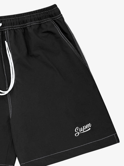 Minimalistische Shorts mit Kontrastnähten und Kordelzug