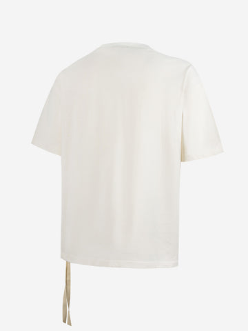 Minimalistisches T-Shirt mit asymmetrischem Buchstabenprint