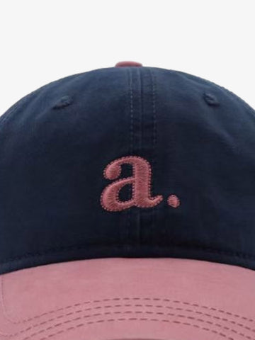 Gestickter Buchstabe „a“. Gewaschene Baseballkappe