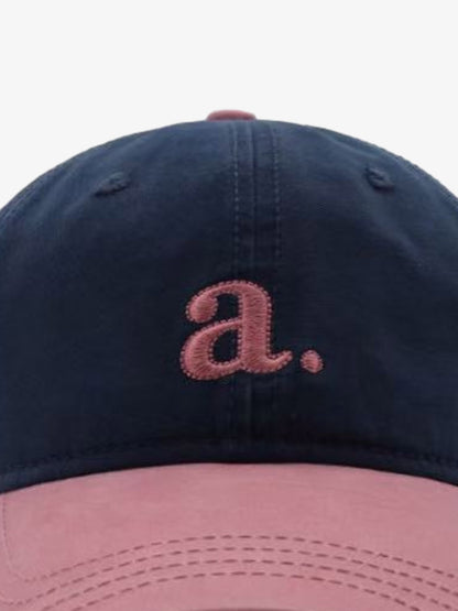 Gestickter Buchstabe „a“. Gewaschene Baseballkappe