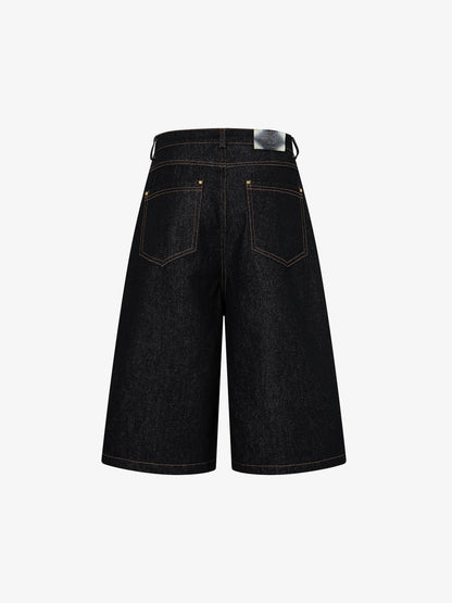 Doppelt geschnittene Jeansshorts mit mehreren Knöpfen