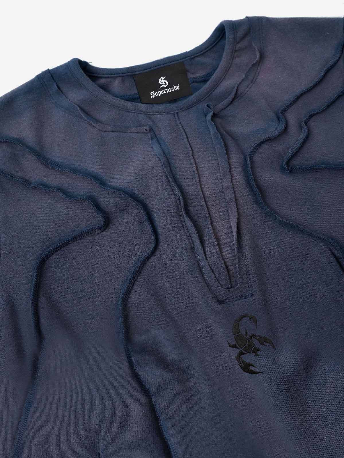 Skorpion-besticktes T-Shirt mit sichtbaren Nähten