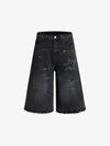 Jeansshorts mit offenem Saum und Strasssternen