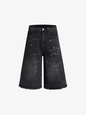 Jeansshorts mit offenem Saum und Strasssternen