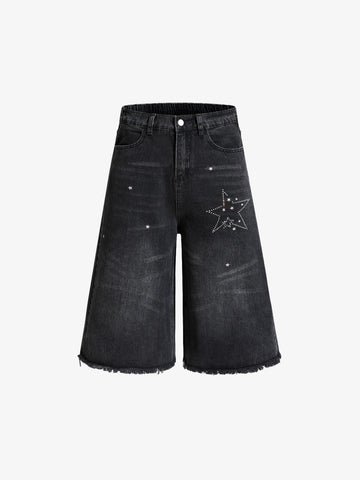 Jeansshorts mit offenem Saum und Strasssternen