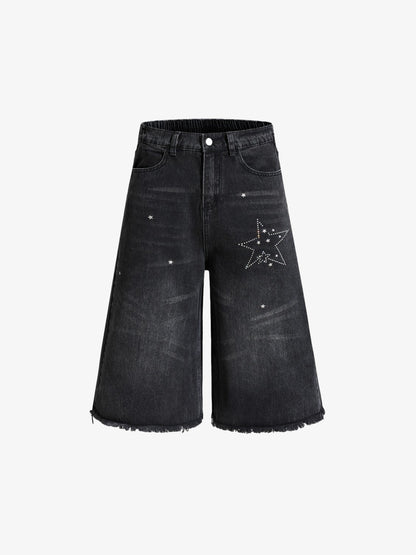 Jeansshorts mit offenem Saum und Strasssternen