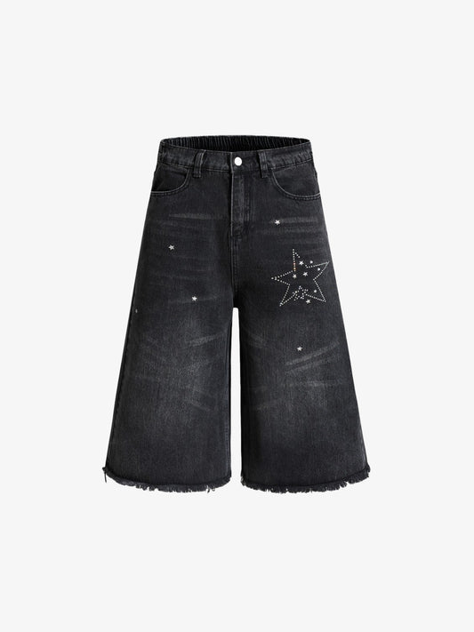 Jeansshorts mit offenem Saum und Strasssternen
