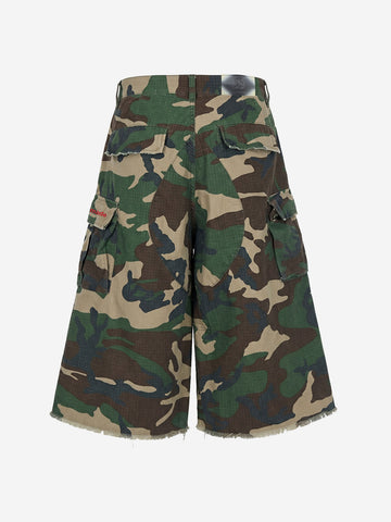 Vintage-Cargoshorts mit Camouflage-Muster und ausgefranstem Saum