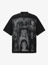 Waffelstrick-T-Shirt mit gesichtslosem Porträt