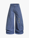 Hose mit gesticktem Stern und geschwungener Naht