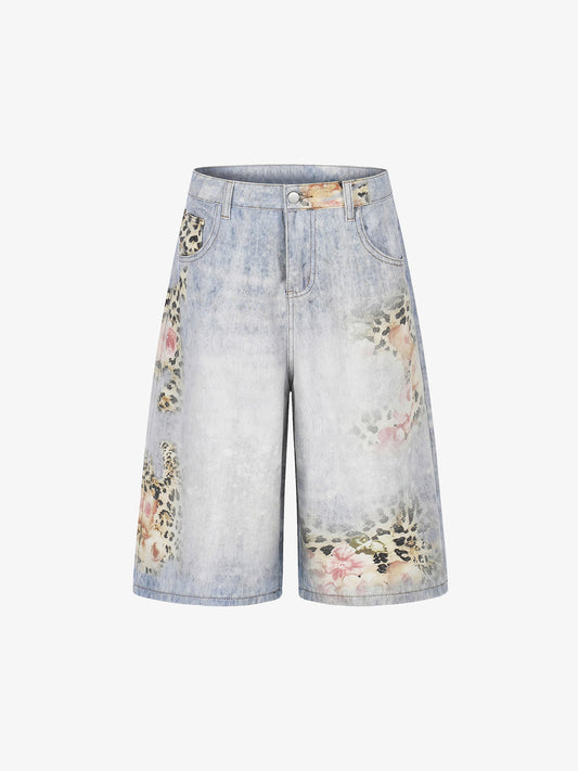 Hellblaue Jeansshorts mit Blumen- und Leopardenmuster