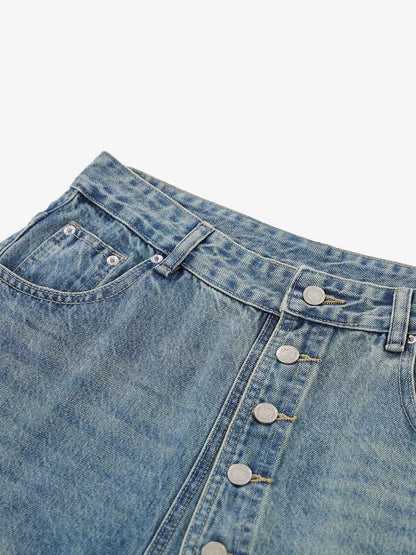Asymmetrische Jeansshorts mit mehreren Knöpfen