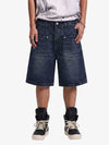 Weit geschnittene, gewaschene Jeansshorts