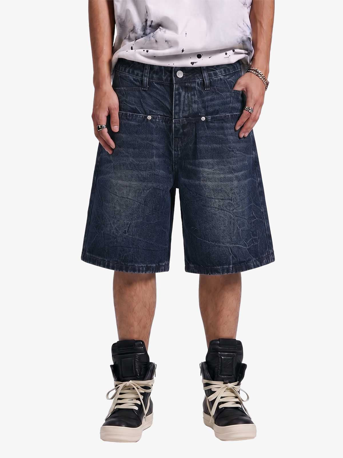 Weit geschnittene, gewaschene Jeansshorts