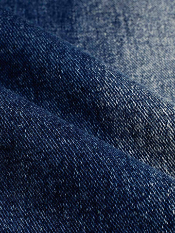 Jeansshorts mit Gürtel und gebogener Naht, weitem Bein