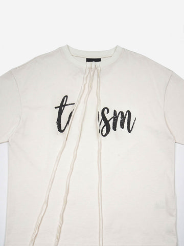Minimalistisches T-Shirt mit asymmetrischem Buchstabenprint