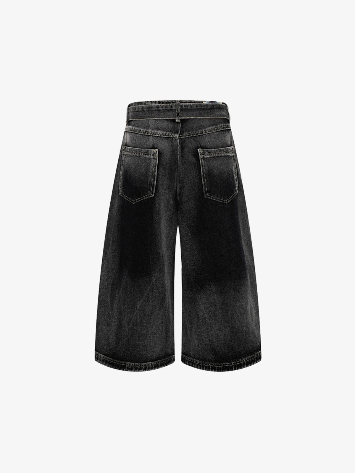 Jeansshorts mit Gürtel und gebogener Naht, weitem Bein