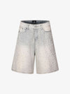Hellblaue Jeansshorts mit Perlenverzierung