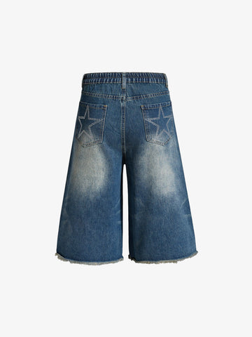Jeansshorts mit offenem Saum und Strasssternen