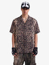 Cyberpunk-Hawaiihemd mit Leopardenmuster