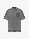 Gewaschenes T-Shirt mit sichtbaren Nähten